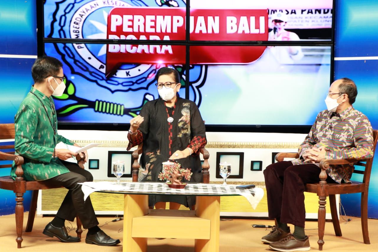 podiumnews.com-Ny Putri Koster Ajak Warga Ikuti Program Vaksinasi